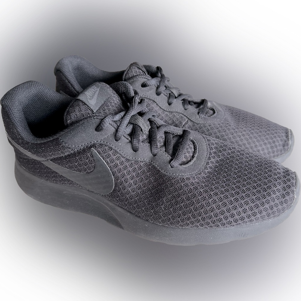 Men’s 9.5 Nike Tanjun tennis shoe